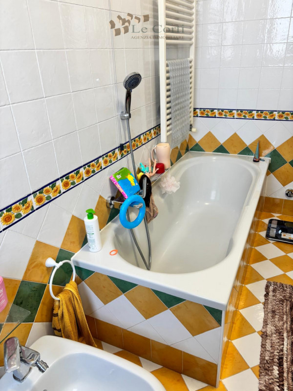 Situata a Madonna di Lonigo, comoda ai servizi, proponiamo un'abitazione a schiera con entrata in...