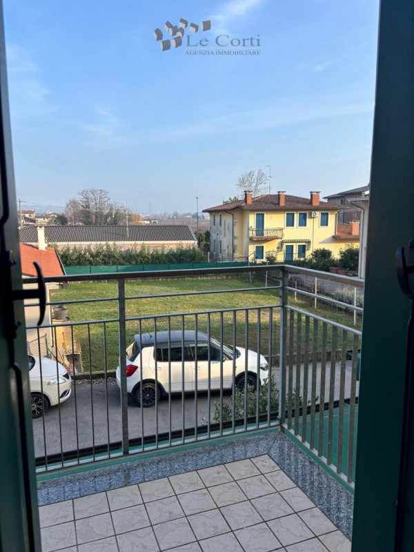 Situata a Madonna di Lonigo, comoda ai servizi, proponiamo un'abitazione a schiera con entrata in...