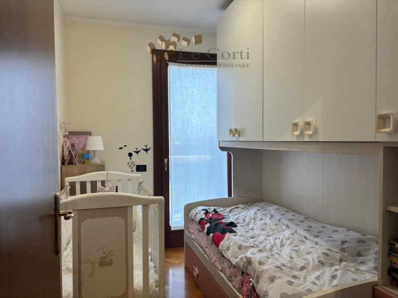 Situata a Madonna di Lonigo, comoda ai servizi, proponiamo un'abitazione a schiera con entrata in...