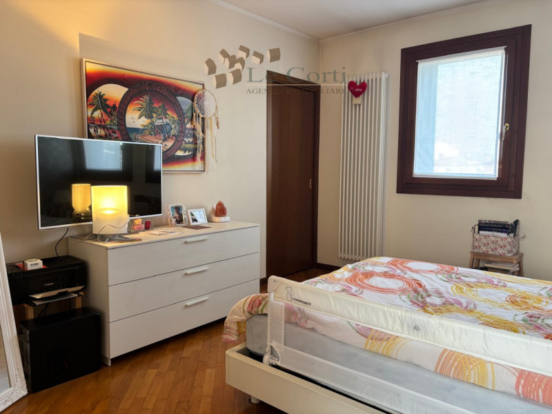 Situata a Madonna di Lonigo, comoda ai servizi, proponiamo un'abitazione a schiera con entrata in...