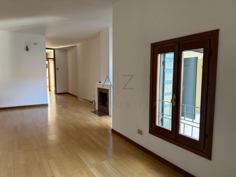 Proponiamo in affitto un elegante attico di circa 90 mq situato nella zona centrale e più ambita ...