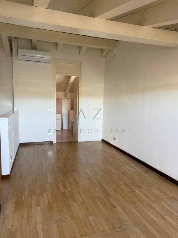 Proponiamo in affitto un elegante attico di circa 90 mq situato nella zona centrale e più ambita ...