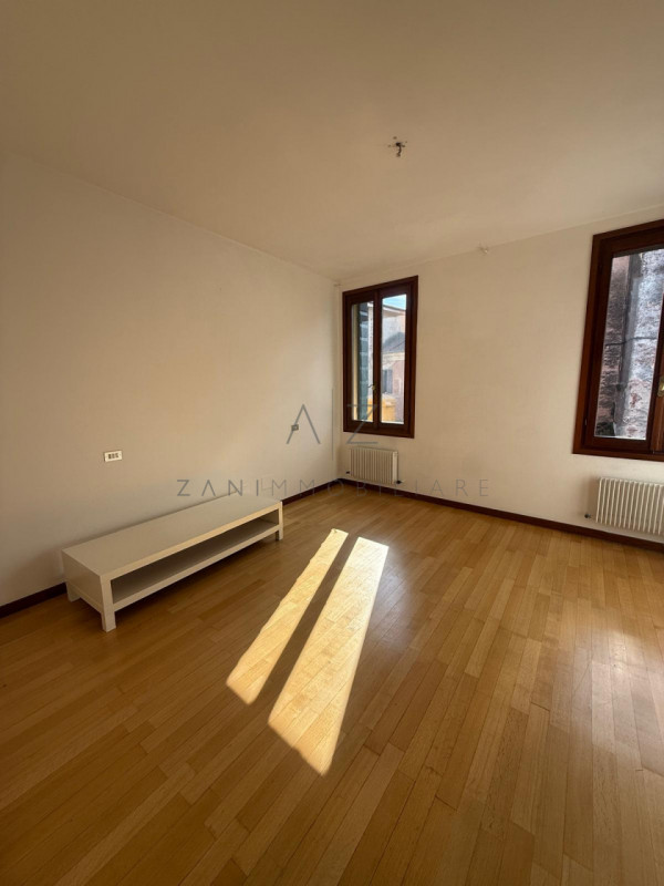 Proponiamo in affitto un elegante attico di circa 90 mq situato nella zona centrale e più ambita ...