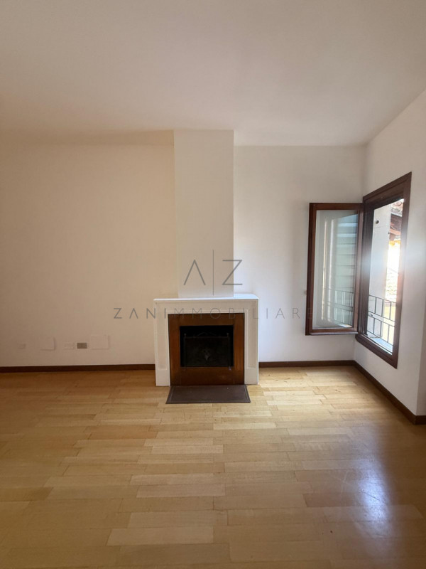 Proponiamo in affitto un elegante attico di circa 90 mq situato nella zona centrale e più ambita ...