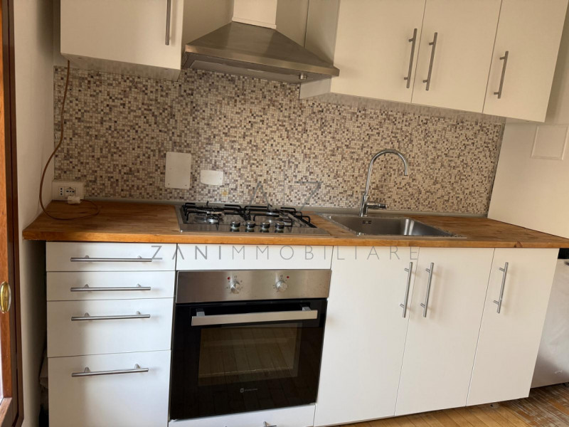 Proponiamo in affitto un elegante attico di circa 90 mq situato nella zona centrale e più ambita ...