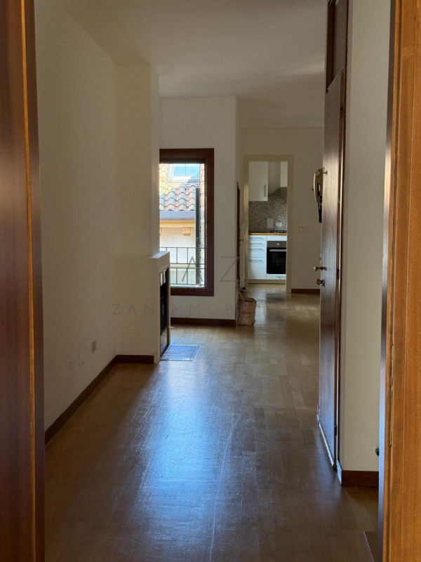 Proponiamo in affitto un elegante attico di circa 90 mq situato nella zona centrale e più ambita ...