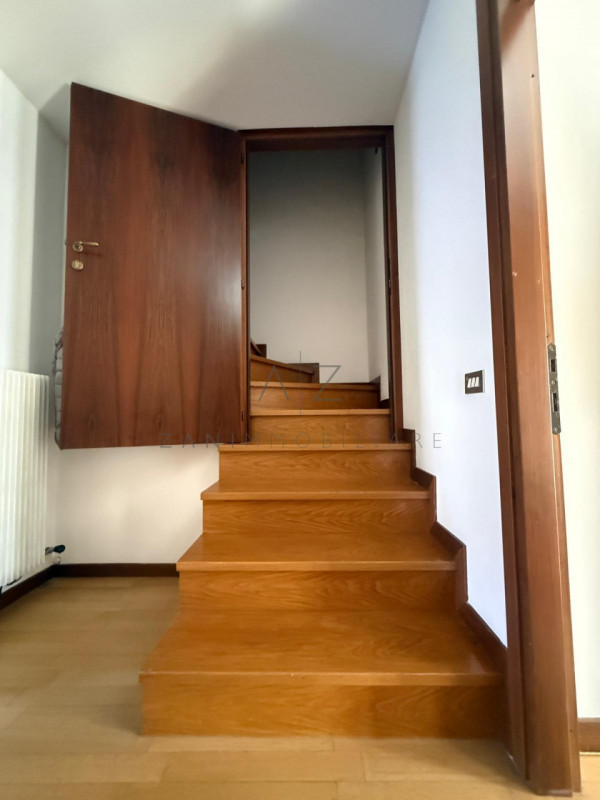 Proponiamo in affitto un elegante attico di circa 90 mq situato nella zona centrale e più ambita ...