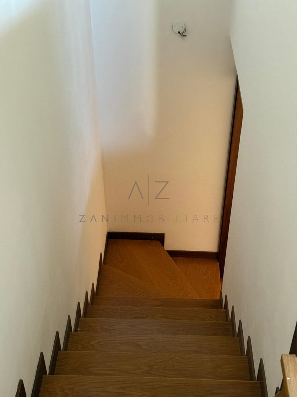 Proponiamo in affitto un elegante attico di circa 90 mq situato nella zona centrale e più ambita ...