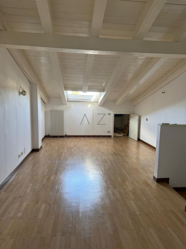 Proponiamo in affitto un elegante attico di circa 90 mq situato nella zona centrale e più ambita ...