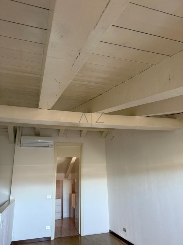 Proponiamo in affitto un elegante attico di circa 90 mq situato nella zona centrale e più ambita ...