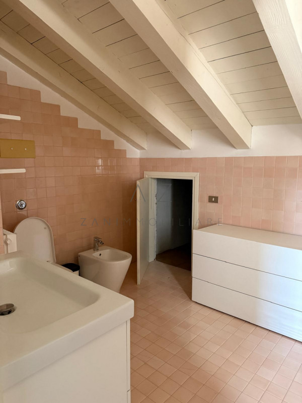 Proponiamo in affitto un elegante attico di circa 90 mq situato nella zona centrale e più ambita ...