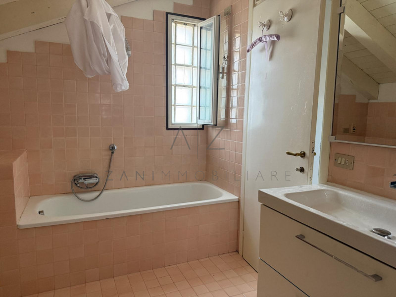 Proponiamo in affitto un elegante attico di circa 90 mq situato nella zona centrale e più ambita ...