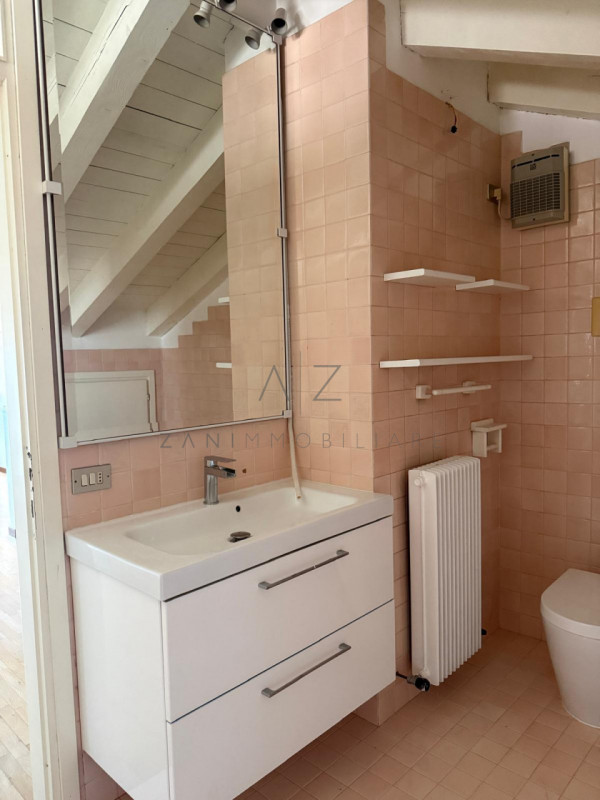 Proponiamo in affitto un elegante attico di circa 90 mq situato nella zona centrale e più ambita ...