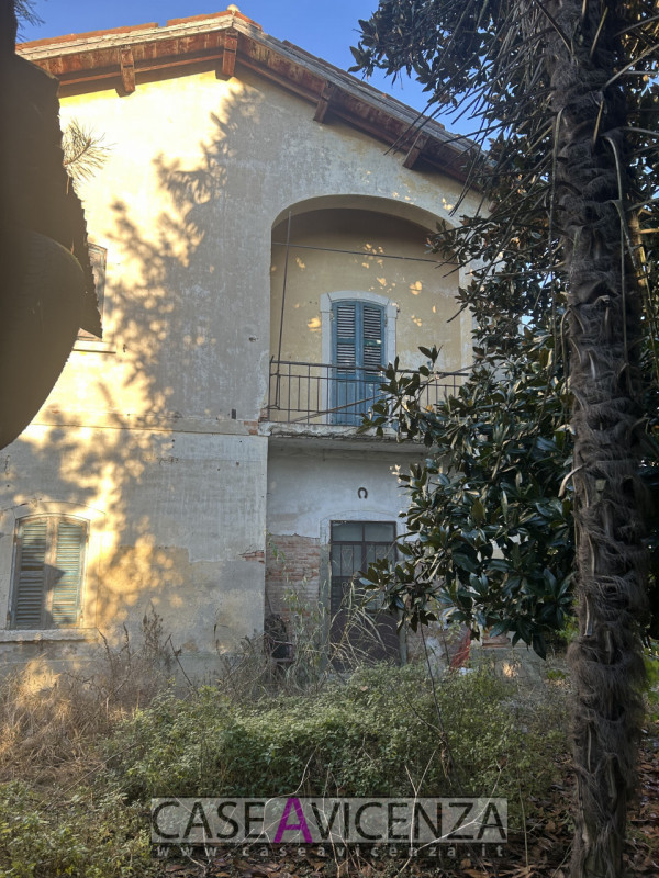 Grisignano di Zocco - C.E.G.- Porzione di Bifamiliare da ristrutturare disposta su due livelli . ...