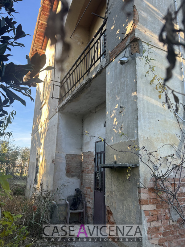 Grisignano di Zocco - C.E.G.- Porzione di Bifamiliare da ristrutturare disposta su due livelli . ...