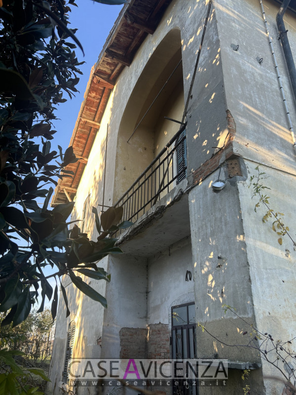 Grisignano di Zocco - C.E.G.- Porzione di Bifamiliare da ristrutturare disposta su due livelli . ...