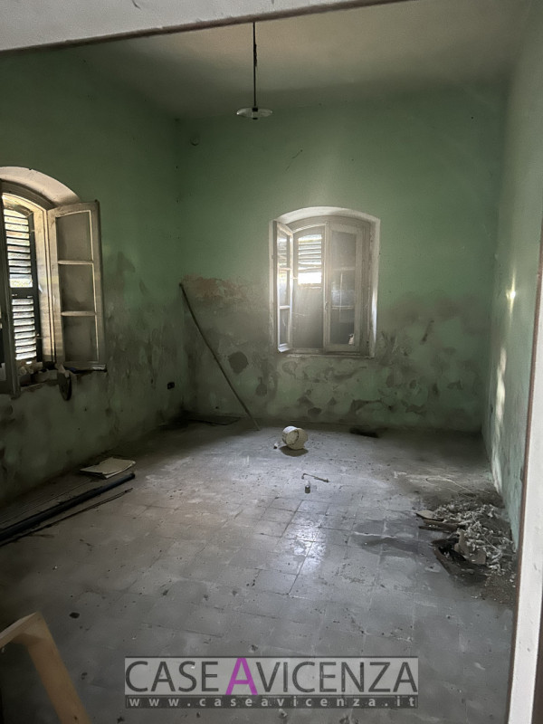 Grisignano di Zocco - C.E.G.- Porzione di Bifamiliare da ristrutturare disposta su due livelli . ...