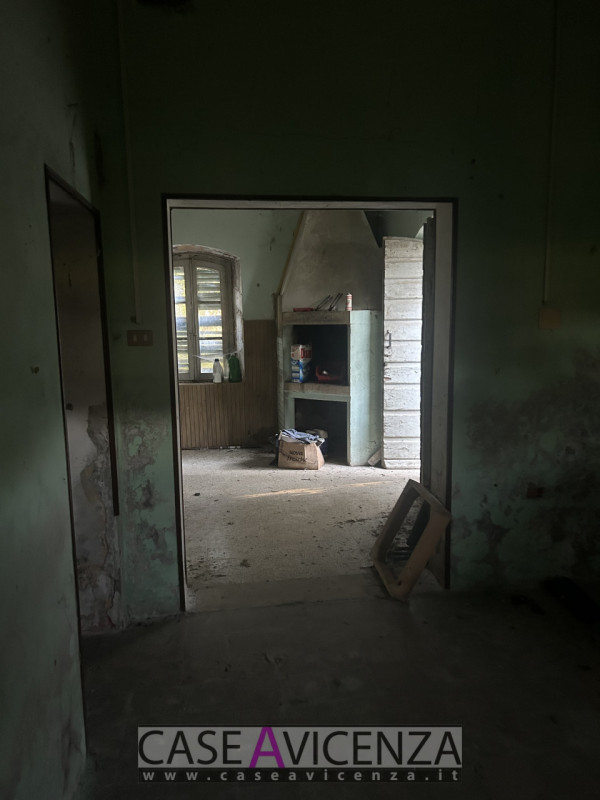 Grisignano di Zocco - C.E.G.- Porzione di Bifamiliare da ristrutturare disposta su due livelli . ...