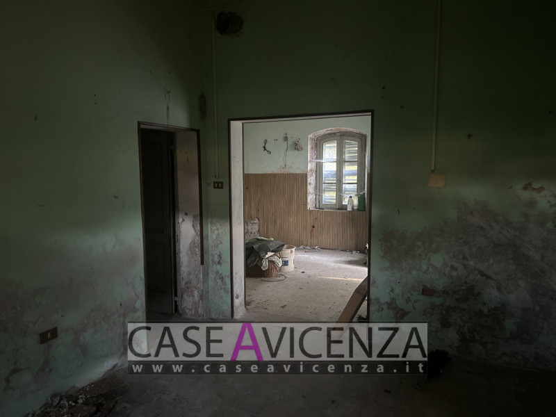 Grisignano di Zocco - C.E.G.- Porzione di Bifamiliare da ristrutturare disposta su due livelli . ...