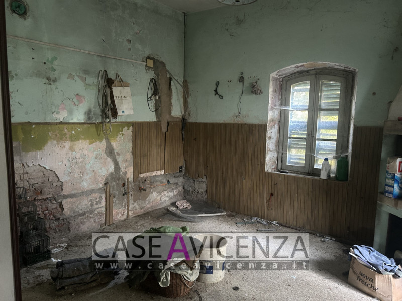 Grisignano di Zocco - C.E.G.- Porzione di Bifamiliare da ristrutturare disposta su due livelli . ...