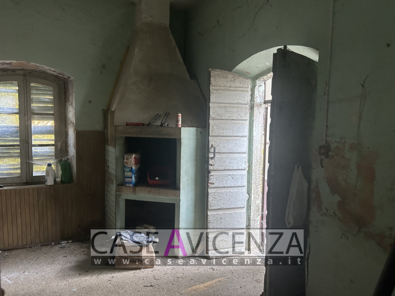 Grisignano di Zocco - C.E.G.- Porzione di Bifamiliare da ristrutturare disposta su due livelli . ...