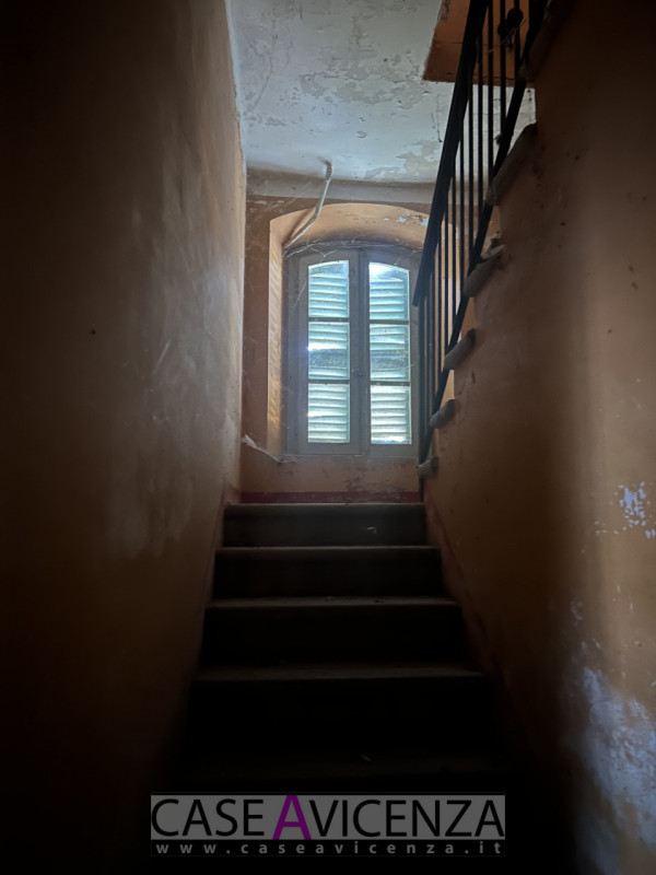 Grisignano di Zocco - C.E.G.- Porzione di Bifamiliare da ristrutturare disposta su due livelli . ...