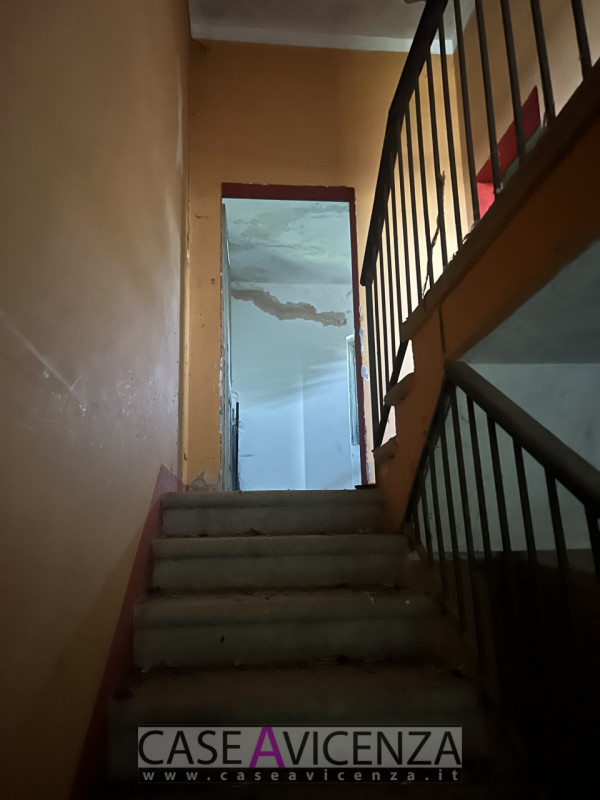 Grisignano di Zocco - C.E.G.- Porzione di Bifamiliare da ristrutturare disposta su due livelli . ...