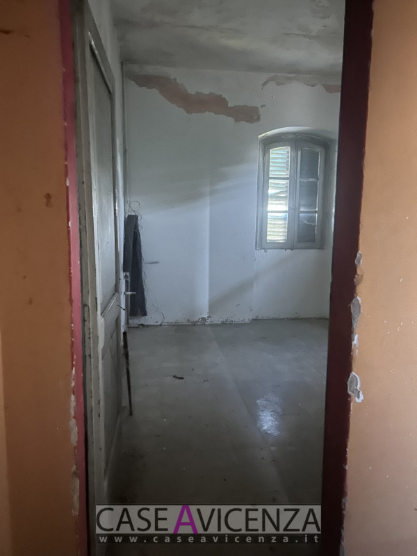 Grisignano di Zocco - C.E.G.- Porzione di Bifamiliare da ristrutturare disposta su due livelli . ...