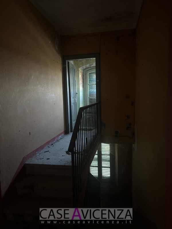 Grisignano di Zocco - C.E.G.- Porzione di Bifamiliare da ristrutturare disposta su due livelli . ...