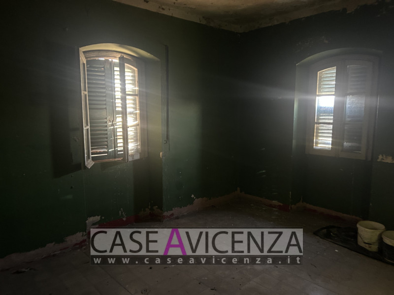 Grisignano di Zocco - C.E.G.- Porzione di Bifamiliare da ristrutturare disposta su due livelli . ...