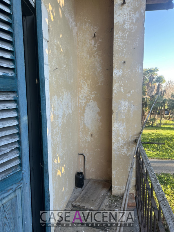 Grisignano di Zocco - C.E.G.- Porzione di Bifamiliare da ristrutturare disposta su due livelli . ...