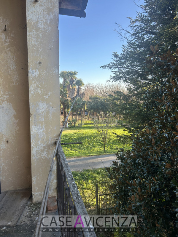 Grisignano di Zocco - C.E.G.- Porzione di Bifamiliare da ristrutturare disposta su due livelli . ...