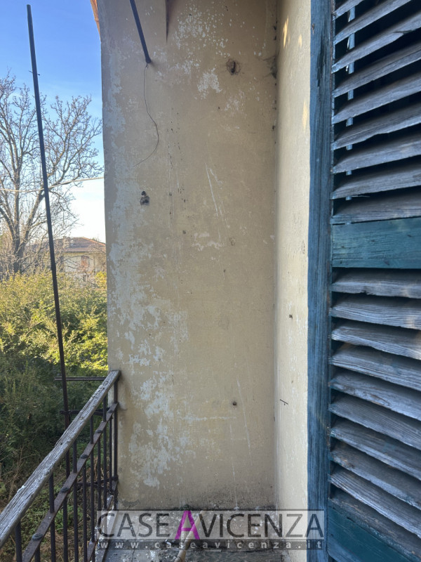 Grisignano di Zocco - C.E.G.- Porzione di Bifamiliare da ristrutturare disposta su due livelli . ...