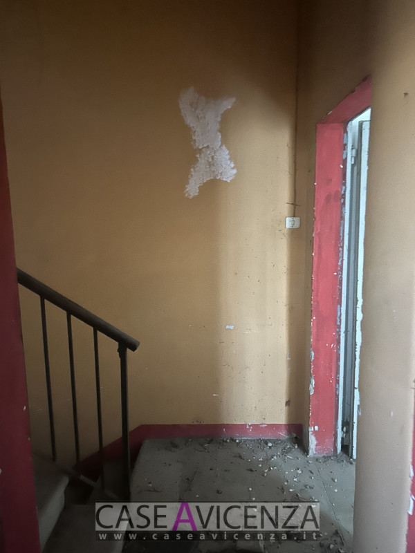 Grisignano di Zocco - C.E.G.- Porzione di Bifamiliare da ristrutturare disposta su due livelli . ...