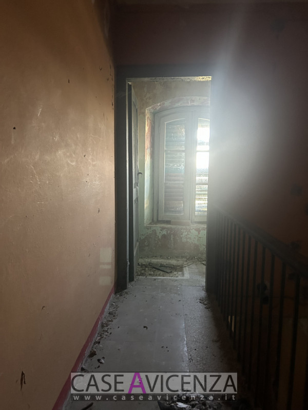 Grisignano di Zocco - C.E.G.- Porzione di Bifamiliare da ristrutturare disposta su due livelli . ...