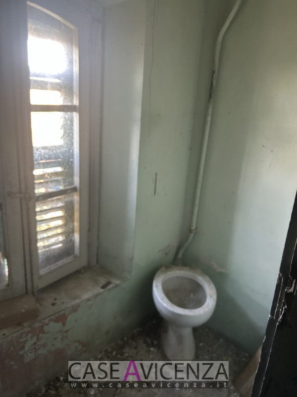 Grisignano di Zocco - C.E.G.- Porzione di Bifamiliare da ristrutturare disposta su due livelli . ...