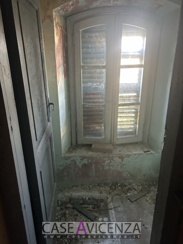 Grisignano di Zocco - C.E.G.- Porzione di Bifamiliare da ristrutturare disposta su due livelli . ...