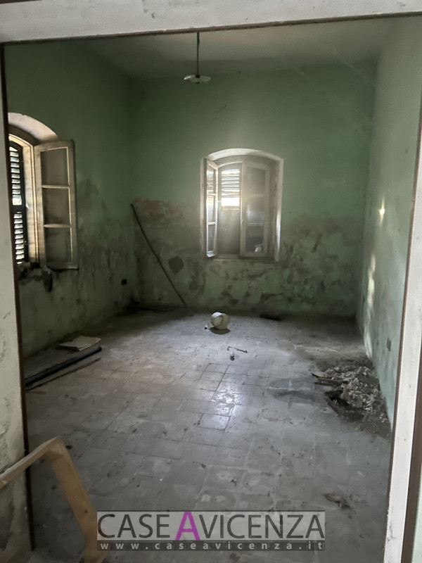 Grisignano di Zocco - C.E.G.- Porzione di Bifamiliare da ristrutturare disposta su due livelli . ...