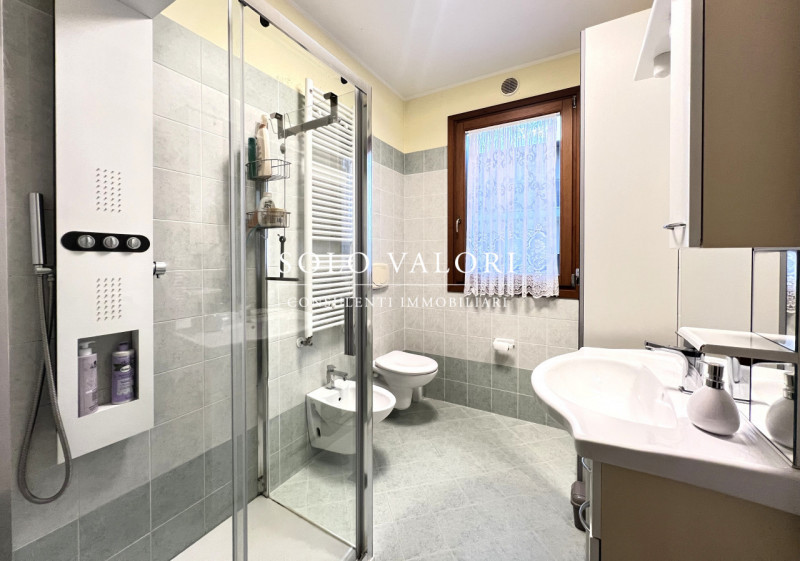 Rif. A908 (per informazioni 338 9387816 Matteo) 

Proponiamo appartamento al piano terra, con due...