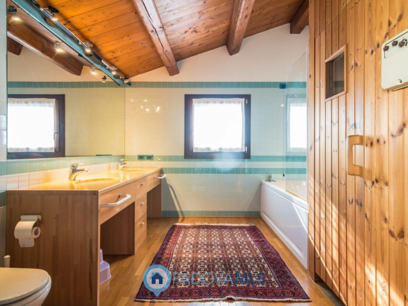 Immobile in esclusiva al Gruppo Padova MLS
Villa singola di pregio a Bragni Cadoneghe, caratteriz...