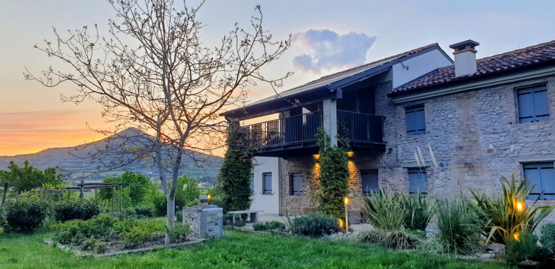 COMPOSIZIONE:
Proponiamo in vendita bellissimo rustico, completamente ristrutturato, armoniosamen...