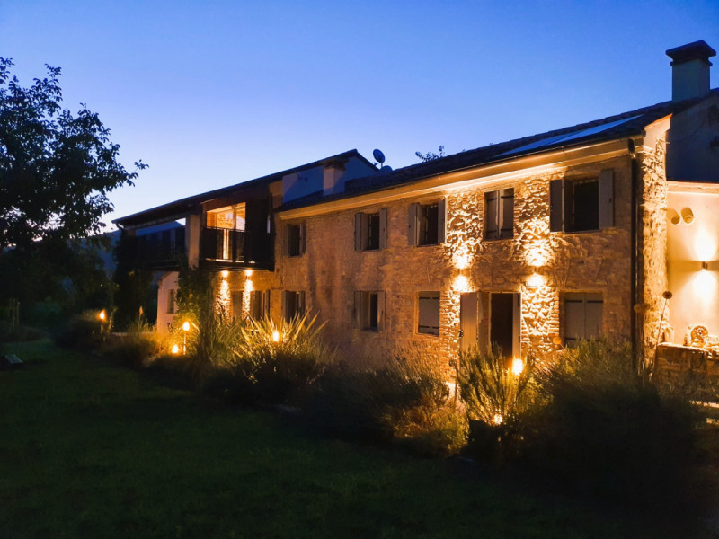 COMPOSIZIONE:
Proponiamo in vendita bellissimo rustico, completamente ristrutturato, armoniosamen...