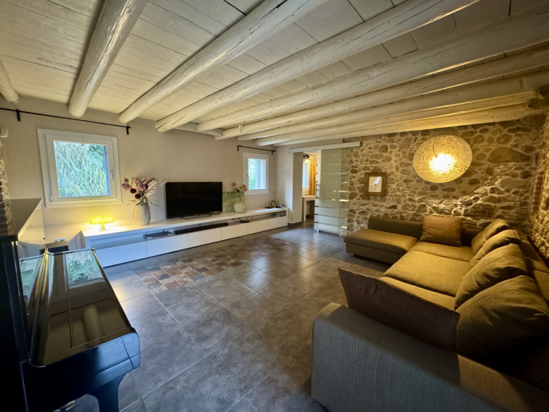 COMPOSIZIONE:
Proponiamo in vendita bellissimo rustico, completamente ristrutturato, armoniosamen...