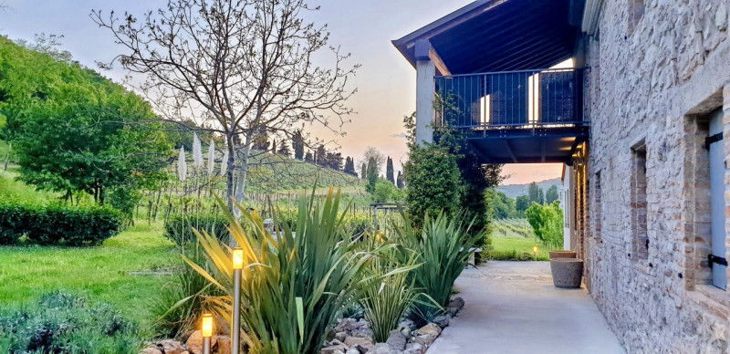 COMPOSIZIONE:
Proponiamo in vendita bellissimo rustico, completamente ristrutturato, armoniosamen...