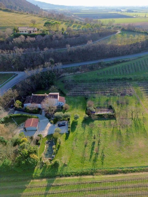 COMPOSIZIONE:
Proponiamo in vendita bellissimo rustico, completamente ristrutturato, armoniosamen...