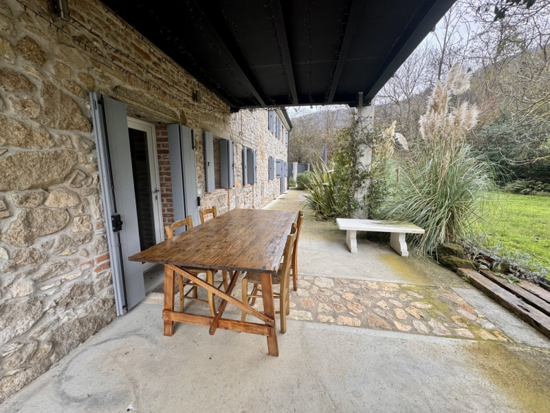 COMPOSIZIONE:
Proponiamo in vendita bellissimo rustico, completamente ristrutturato, armoniosamen...