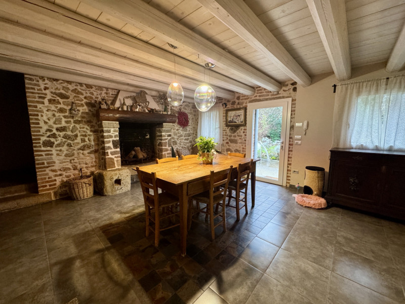 COMPOSIZIONE:
Proponiamo in vendita bellissimo rustico, completamente ristrutturato, armoniosamen...