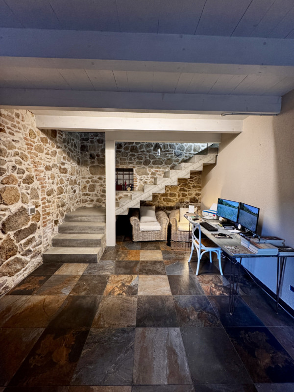 COMPOSIZIONE:
Proponiamo in vendita bellissimo rustico, completamente ristrutturato, armoniosamen...