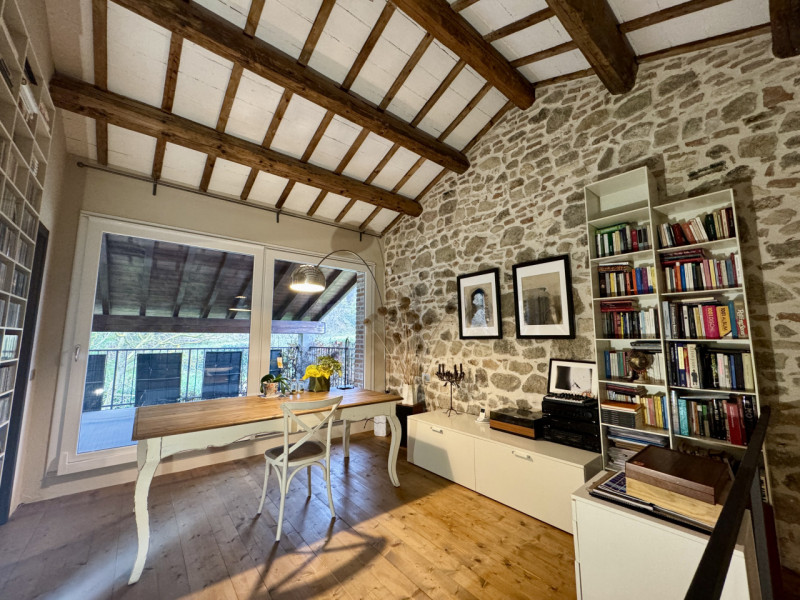 COMPOSIZIONE:
Proponiamo in vendita bellissimo rustico, completamente ristrutturato, armoniosamen...