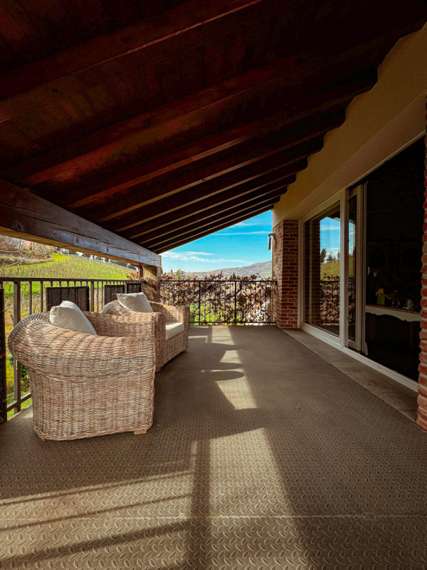 COMPOSIZIONE:
Proponiamo in vendita bellissimo rustico, completamente ristrutturato, armoniosamen...